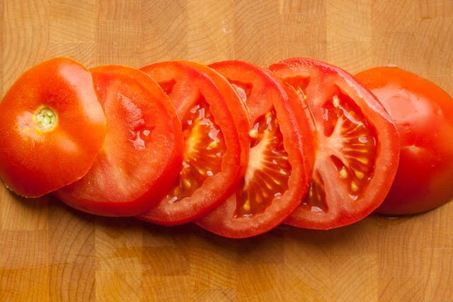 Нарезать помидоры кольцами
