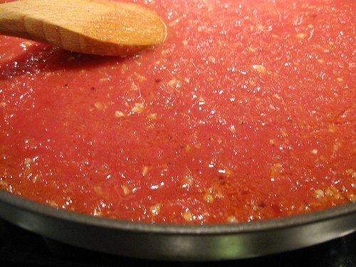Прогреть томатную пасту на сковороде