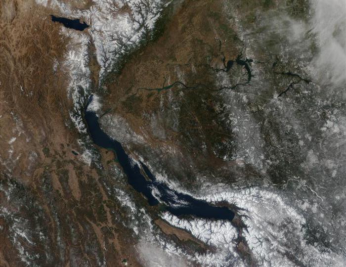 самое большое пресноводное озеро в мире это