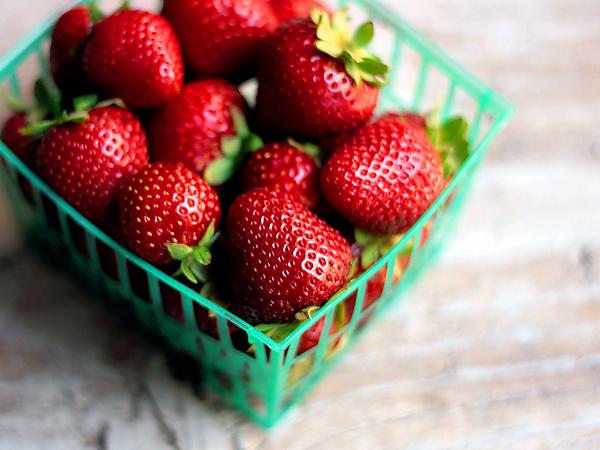 Strawberry Shelf Feature