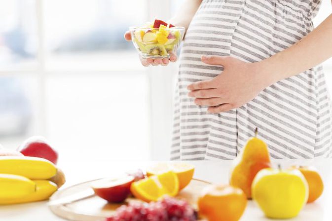 беременная с фруктами