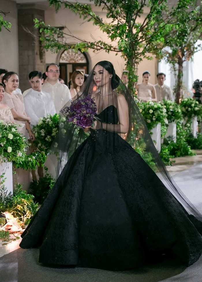 Черное свадебное платье с фатой