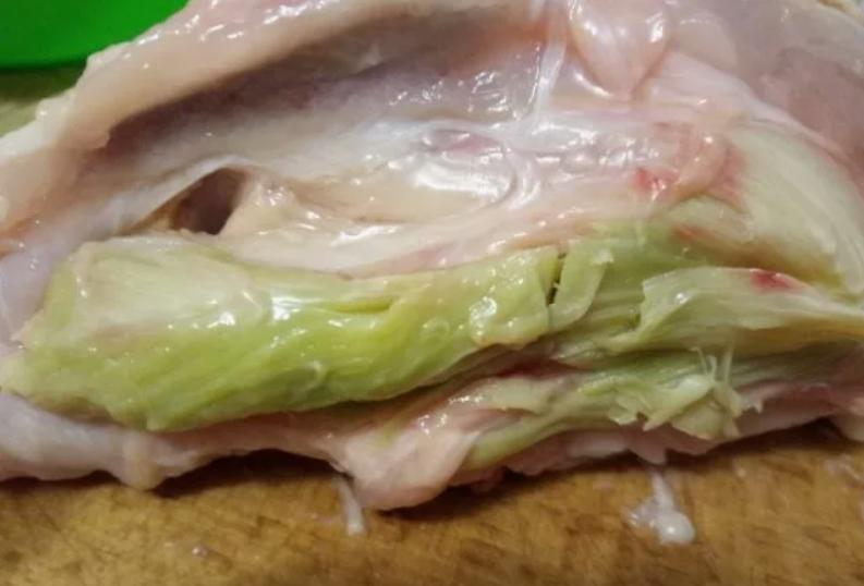 Зеленое мясо в куриной грудки. Зеленое мясо внутри курицы.