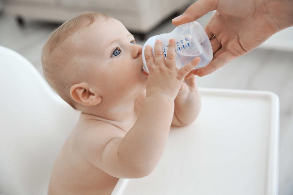 Нужно ли давать воду новорожденному: