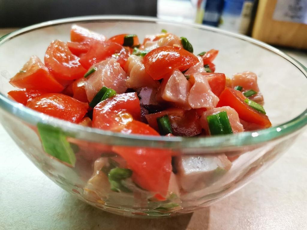 Салат "Амурский" с красной рыбой и помидорами: 