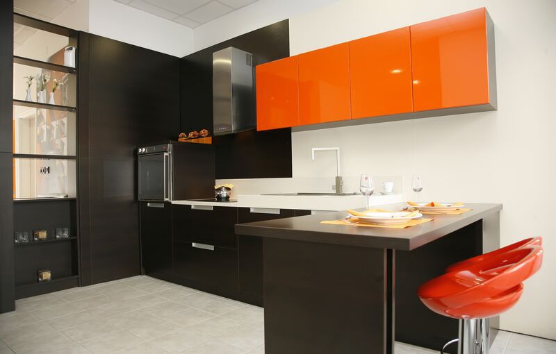 Кухня венге с оранжевыми вставками