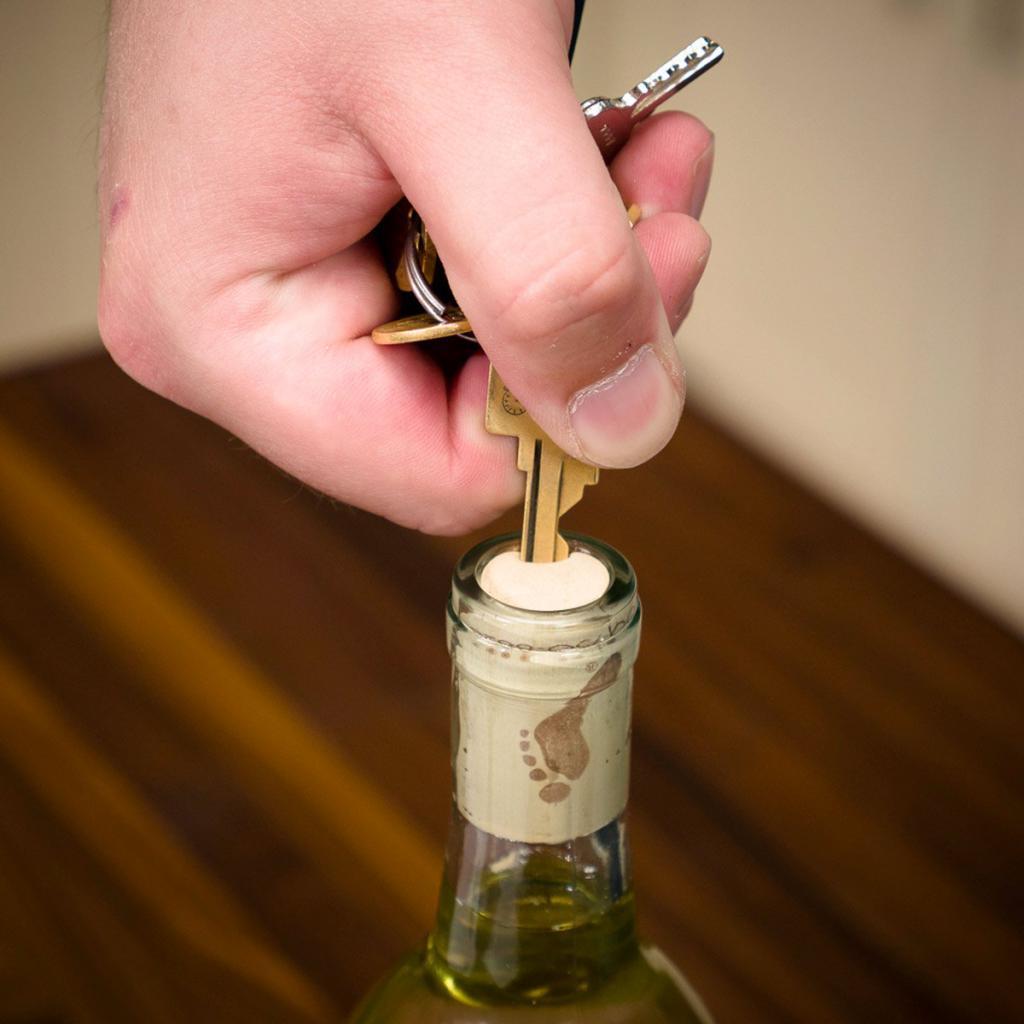 Что делать, если не удаётся вытащить пробку от вина?