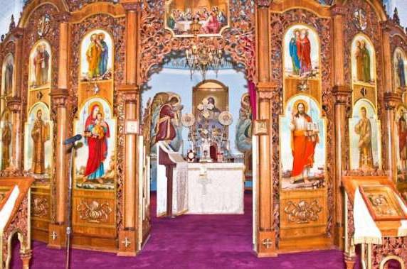 Царские врата иконостаса в церкви евангелисты