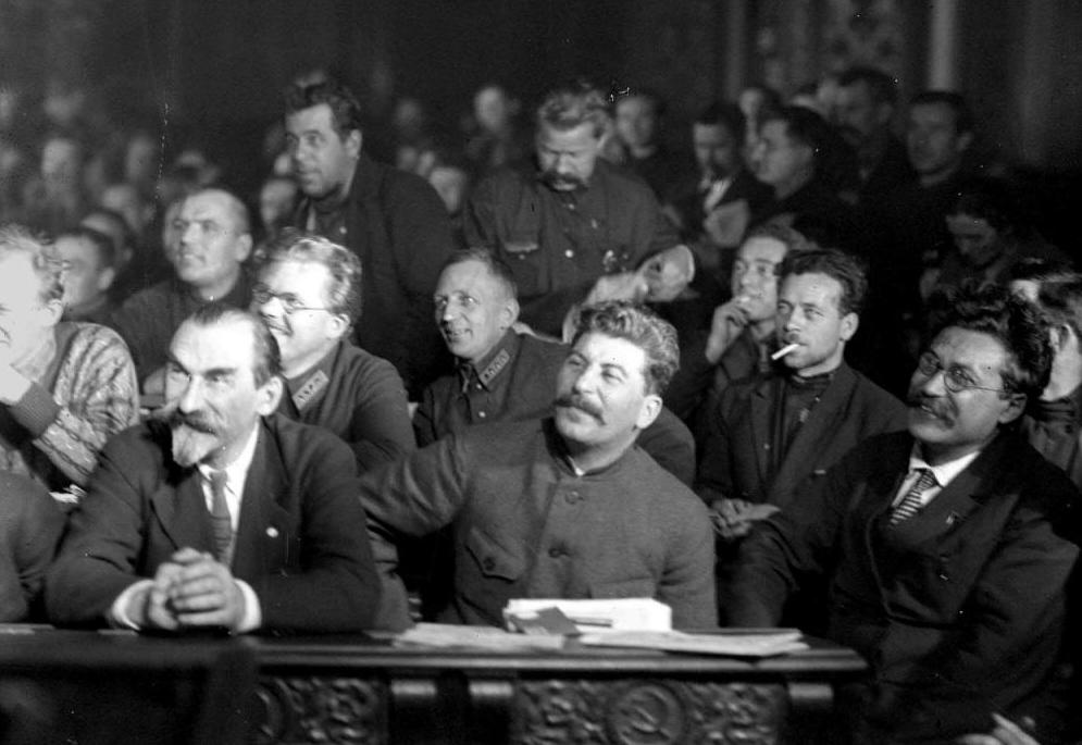 Сталин среди депутатов съезда