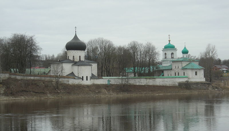 Вид Мирожского монастыря со стороны реки Великой