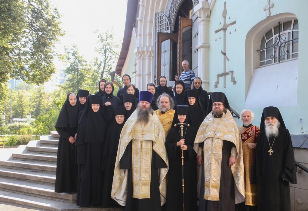 Духовенство и сестры монастыря