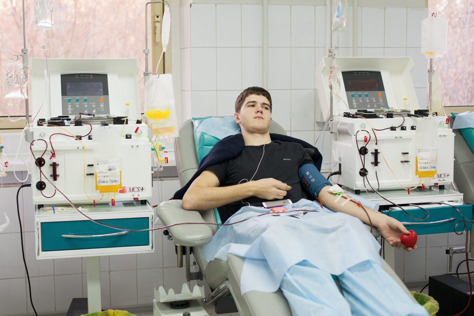 донор сдает кровь в Центре крови ФМБА России