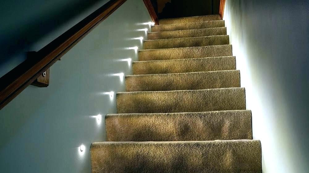 Точечные светильники для подсветки ступеней лестницы