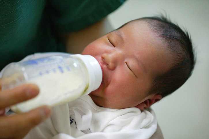 how to understand whether a newborn eats breast milk