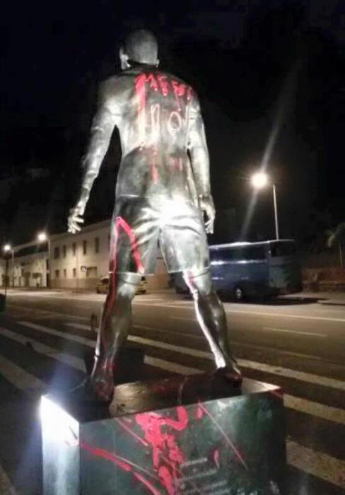 Памятник Роналду вандализм