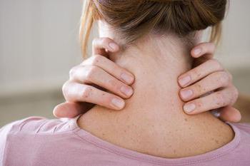 Как убрать боль в плечах и шее