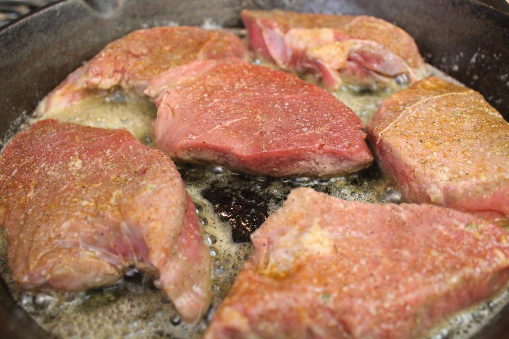 как правильно пожарить мясо кусочками на сковороде