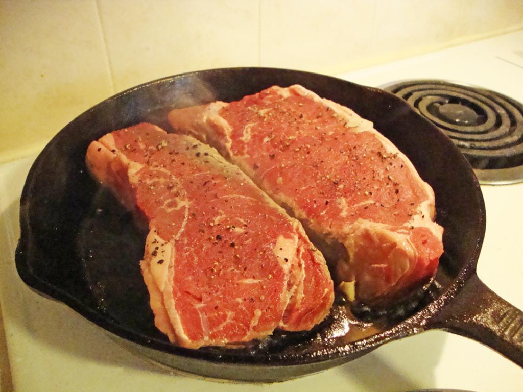 Пожарить форель на сковороде вкусно стейк. Недожарен прожарен пригорел. Fry meat.