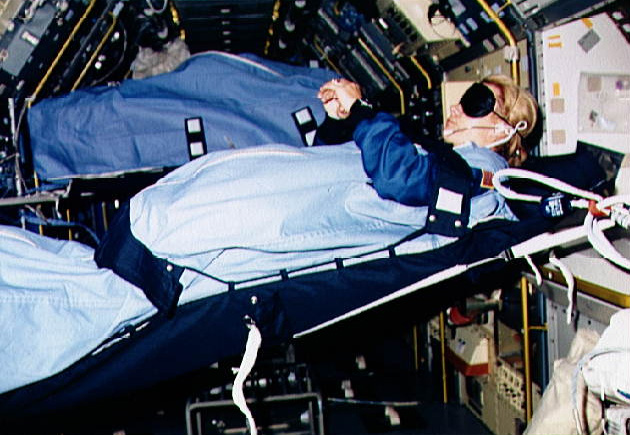как спят космонавты в космосе