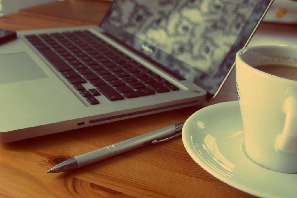 Ноутбук и чашка кофе