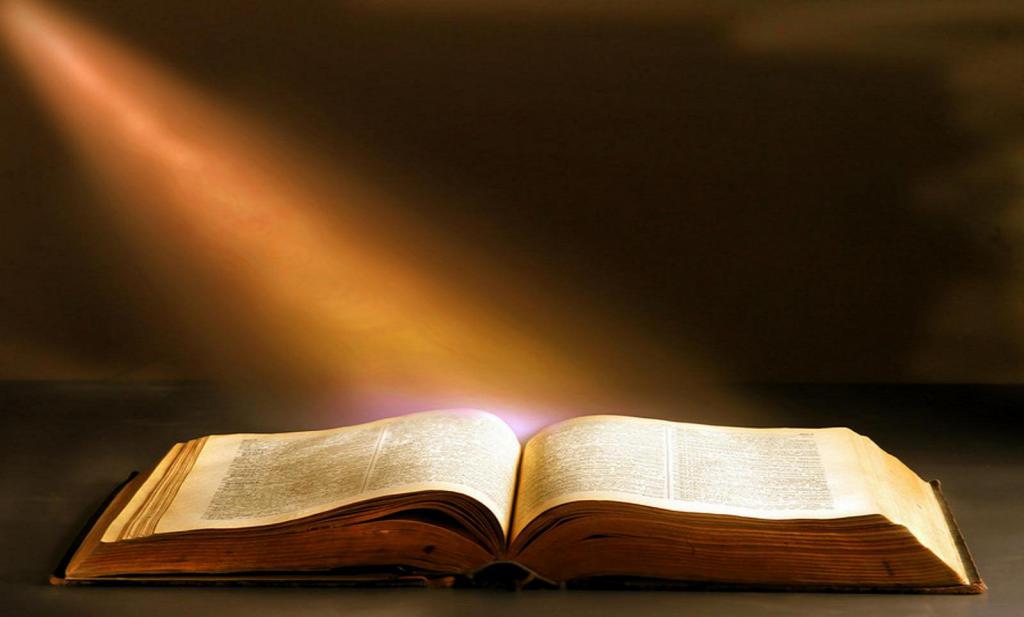 Библия как символ религиозного и традиционного