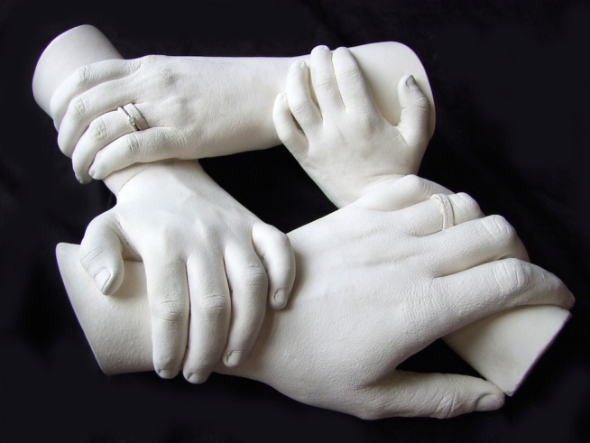 Руки, соединенные определенным образом, обозначающие поддержку