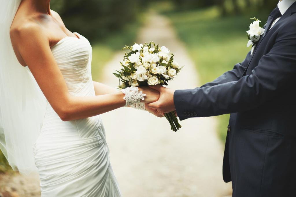 Невеста, жених и их букет