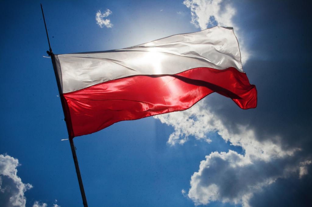 Развивается флаг Польши