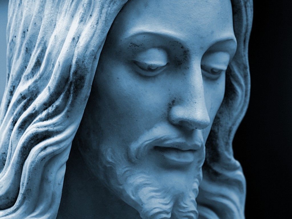 Красивая скульптура Христа