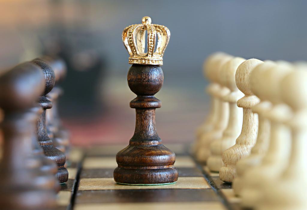 Пешка в короне на шахматной доске