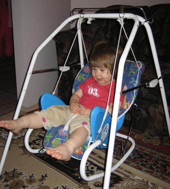 Ребенок спит в стульчике для кормления