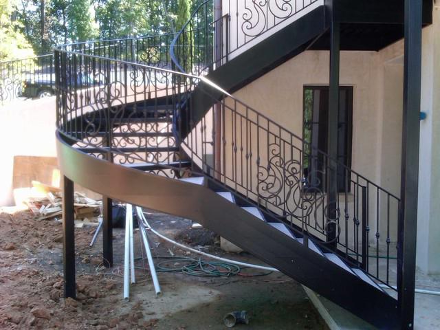 обшивка лестницы на металлокаркасе 