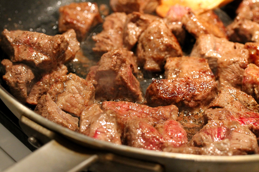 Мясо по кремлевски из говядины на сковороде рецепт с фото пошагово