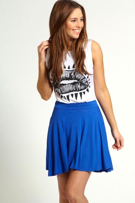 what to wear with a blue skirt on the floor