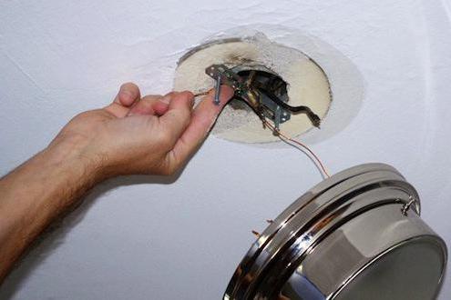 демонтаж точечного светильника в подвесном потолке