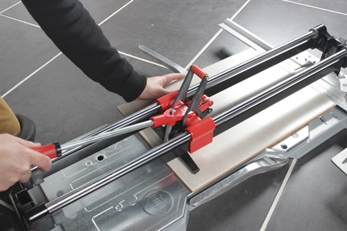 Work with a manual tile cutter