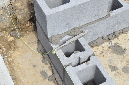 Кладка блоков с бетонным раствором