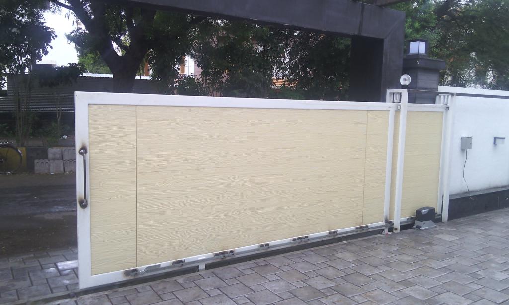 Sliding gates with a handle