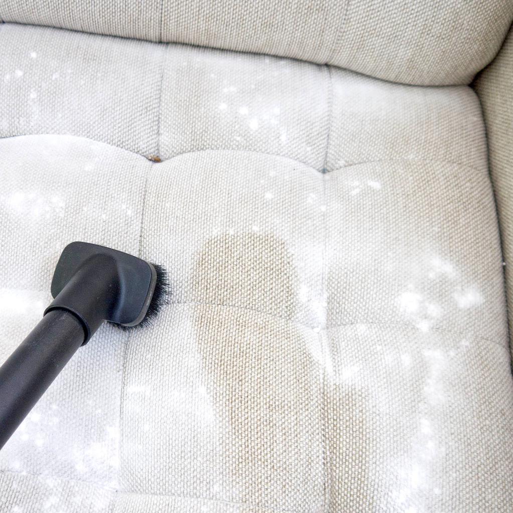 Как самостоятельно почистить диван?