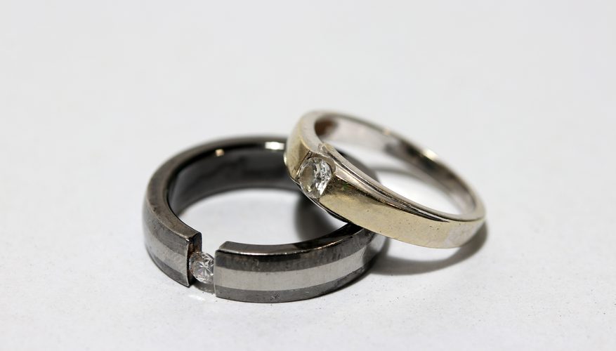 Сонник видеть кольца. Сломанное кольцо на белом фоне. Сонник с кольцом на белом фоне. Поворотное кольцо 3133. Фото надевания обручального кольца.