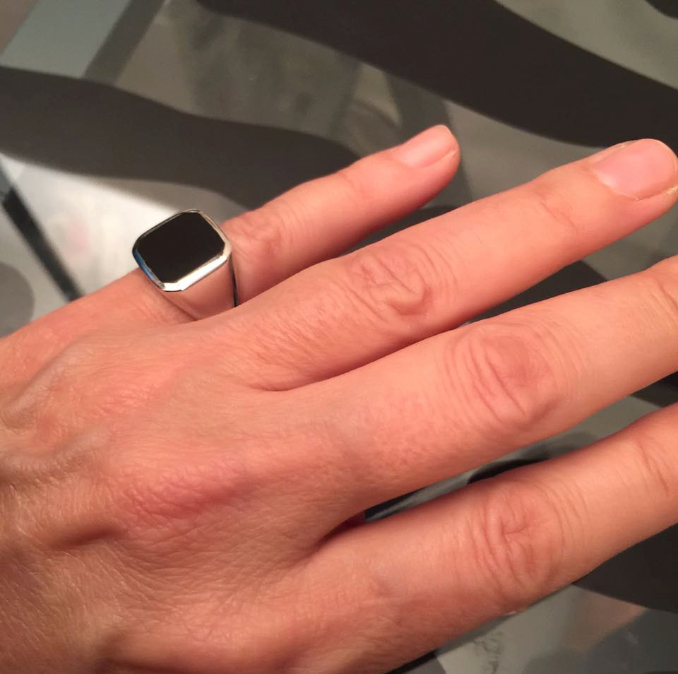 Черное кольцо на руке
