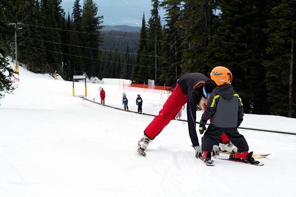 Обучение детей катанию на лыжах