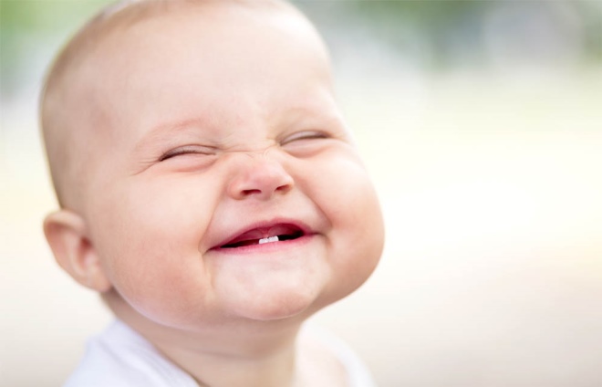 Когда у ребенка появляются первые зубы