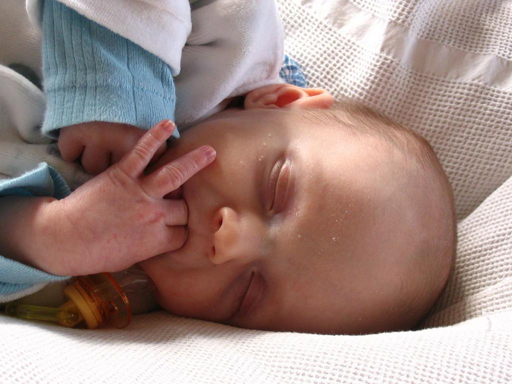Ребенок сосет пальцы в 1 месяц