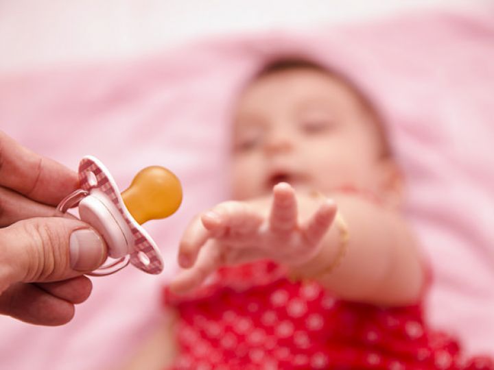 Как отучить ребенка сосать пальцы?