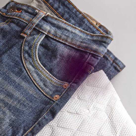 Как вывести пятна с джинсовой ткани