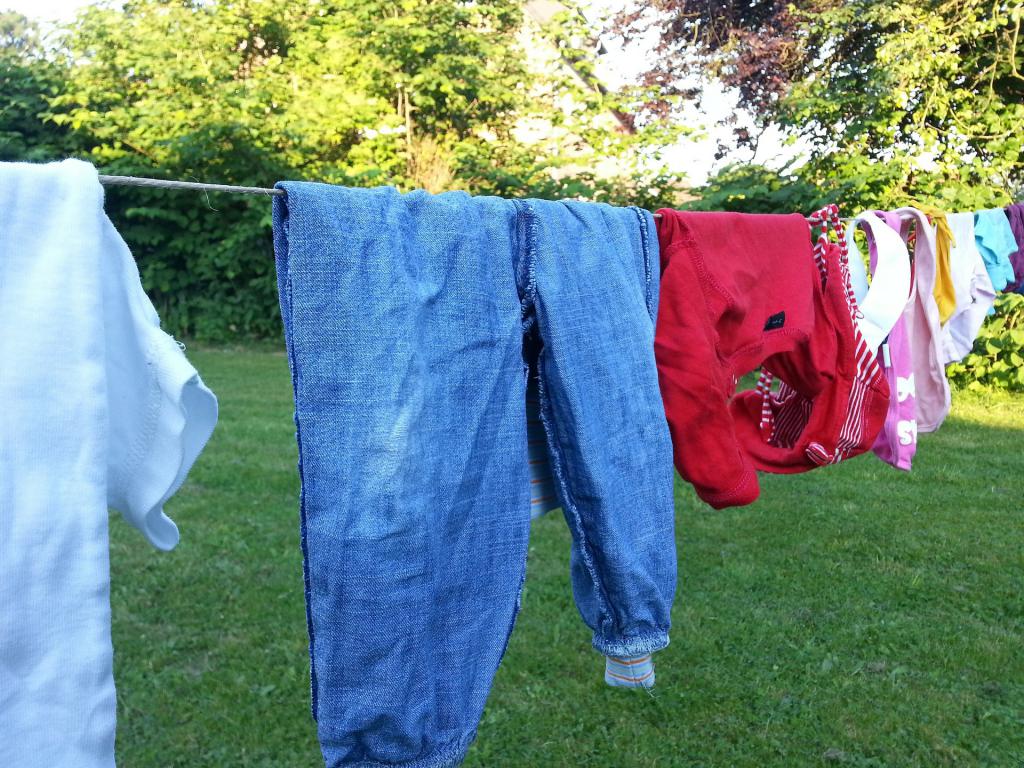 Как вывести пятная с одежды
