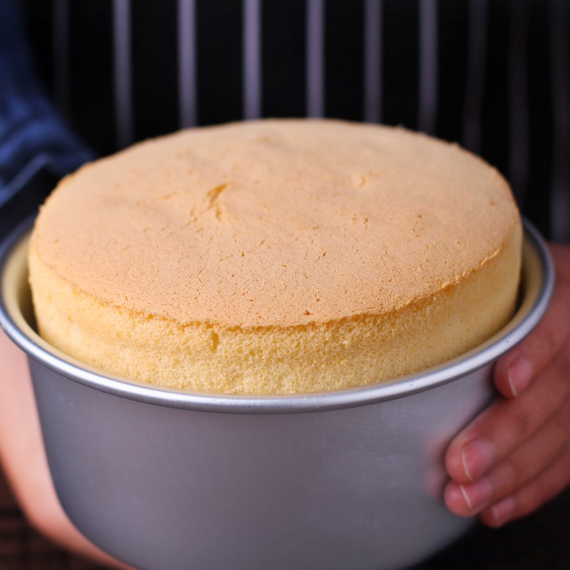 Бисквитное тесто выпекают. Бисквит. Ванильный бисквит. Бисквит для торта пышный. Форма для бисквита разъемная.