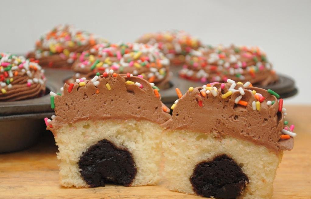 История кексов. Ванильный кекс с шоколадной начинкой. Мафин с шоколадной начинкой. Ванильные кексы с шоколадом внутри.