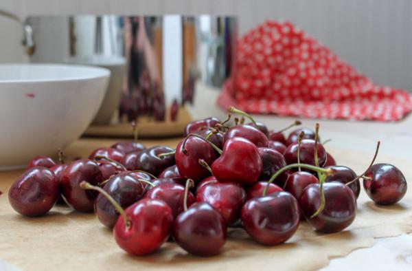 Косточковыдавливатель для вишни. Remove Stones from Cherries.